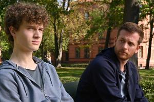 "Käthe und ich: Im Schatten des Vaters": Paul (Christoph Schechinger, rechts) will herausfinden welches Verhältnis Roman (Ni...