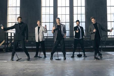 Die fünf Sänger von TEAM 5ÜNF treten in der Schillerallee von 