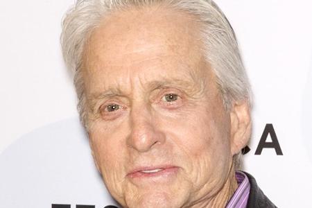 Michael Douglas musste sich 2010 mit einer Strahlen- und Chemotherapie gegen den Kehlkopfkrebs zur Wehr setzen. Während sein...