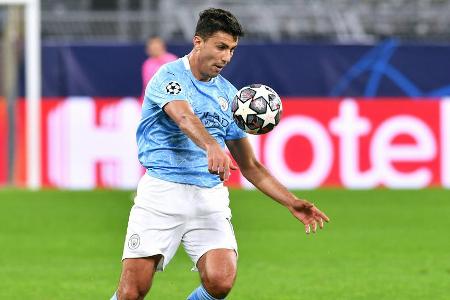 Ließ sich in seinem 100. Spiel für ManCity durch das aggressive Pressing der Paris Anfangs etwas aus der Ruhe bringen. Fand ...