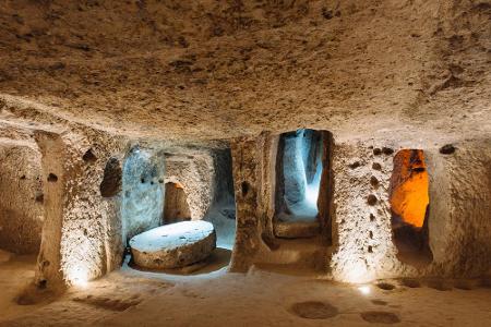 Derinkuyu ist wohl die berühmteste der unterirdischen Städte in Kappadokien - mindestens 50 weitere soll es geben. Die Entst...