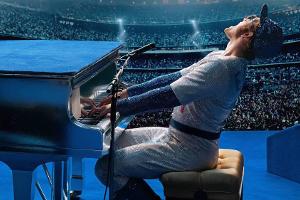 Taron Egerton liefert als junge Version von Sir Elton John ein buntes Spektakel ab.