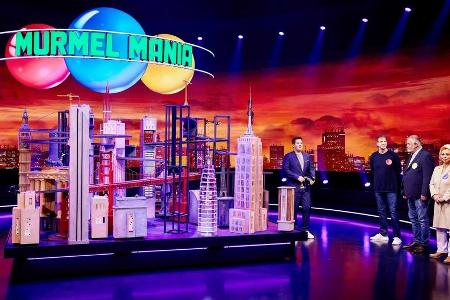 Moderator Chris Tall mit den drei ersten Promi-Kandidaten: Ingolf Lück, Harry Wijnvoord und Marijke Amado (v.l.)