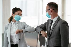 Wird sich der Corona-Gruß auch nach Ende der Pandemie durchsetzen?