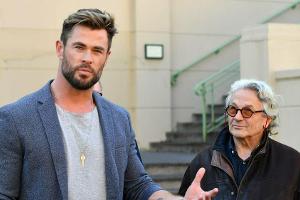 Chris Hemsworth (l.) bei einer Pressekonferenz in Australien, an seiner Seite "Mad Max"-Regisseur George Miller.
