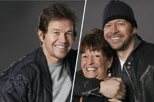 Mutter Alma stand mit ihren Söhnen Mark (l.) und Donnie in der Reality-Show "Wahlburgers" vor der Kamera.