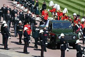 Mitglieder der Königsfamilie schritten am Samstag hinter dem Sarg von Prinz Philip in Richtung St.-Georgs-Kapelle.