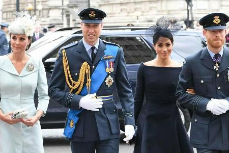 Prinz Harry und Herzogin Meghan (r.) haben Prinz William und Herzogin Kate zum Hochzeitstag gratuliert.