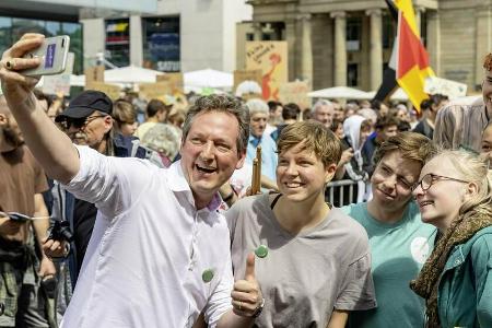 Comedian Eckart von Hirschhauen ist Unterstützer von Fridays For Future.