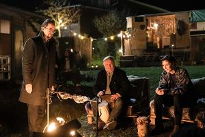 "Tatort: Rhythm and Love": Prof. Boerne (Jan Josef Liefers) und Kommissar Thiel (Axel Prahl) sitzen mit Inès Fournier (Maell...