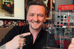 Ben Zucker freut sich über seinen zweiten "Nummer 1 Award"