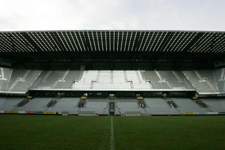 Zweitliga-Spiel in Innsbruck: Fans stecken Dach des Tivoli in Brand
