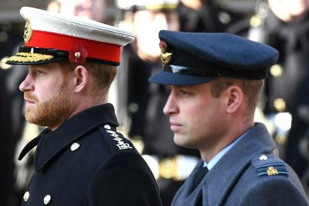 Prinz Harry (li.) und Prinz William werden zur Trauerfeier für Prinz Philip wohl keine Uniformen tragen.
