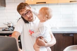 Junge Eltern haben alle Hände voll zu tun.