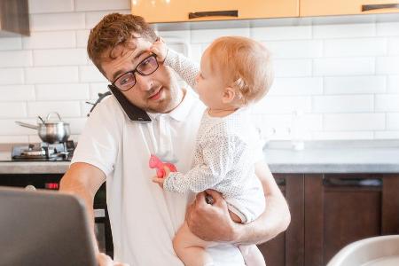 Junge Eltern haben alle Hände voll zu tun.