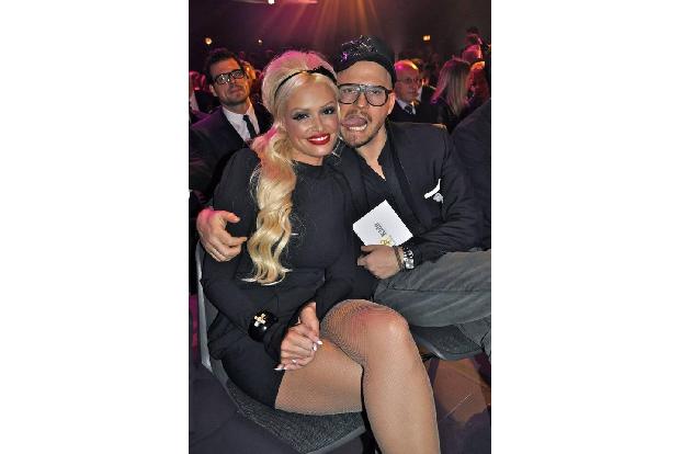 ...verliebten sich schnell in das ehemalige 'Bild'-Girl, das sich bald vor Event-Einladungen nicht mehr retten konnte - hier...