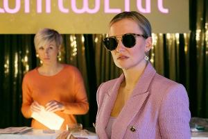 "Alles was zählt": Isabelle (v.) ist nicht bereit, ihr Prunkwerk aufzugeben