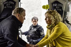 "Zum Glück zurück": Nachdem Kurt (Michael Brandner, l.) einen Polizisten (Mac Steinmeier, M.) bei der Demo geschubst und zu ...