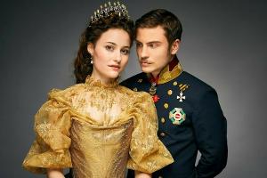 Dominique Devenport und Jannik Schümann spielen Sisi und Franz.