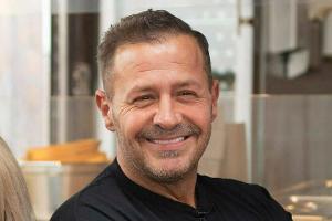 Willi Herren bei der Eröffnung seines Foodtrucks vor einer Woche in Frechen