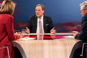 Armin Laschet (Mitte) im Gespräch mit Bettina Schausten und Peter Frey in der "Was nun, Herr Laschet?"-Sendung vom 25. Febru...
