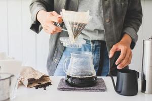 Zwei Lagen Küchenpapier können einen Kaffeefilter im Notfall ersetzen.