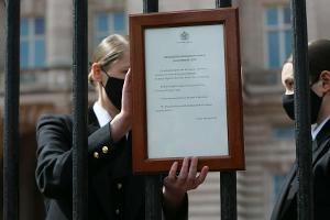 Bedienstete der Royals beim Anbringen der Bekanntmachung.