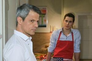 "Unter uns": Benedikt (l.) erfährt ausgebremst, dass sein Rettungsversuch für das Ghana-Projekt vergeblich war