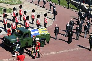 Prinz Philips Sarg wurde in einem eigens umgebauten Land Rover zur St.-Georgs-Kapelle gefahren.