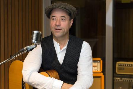 Mittlerweile hat er sich erklärt, nachdem das Video vor allem bei Vertretern der rechten Szene und bei Querdenkern Zuspruch ...