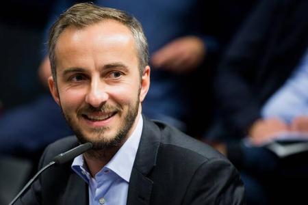 Jan Böhmermann schaltete sich ebenfalls ein: Das einzige Video, dass man sich ansehen sollte sei 'Station 43 — Sterben', ein...