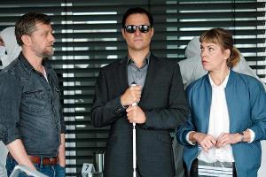 "Blind ermittelt - Lebendig begraben": Niko (Andreas Guenther, l.), Haller (Philipp Hochmair) und Laura Janda (Jaschka Lämme...