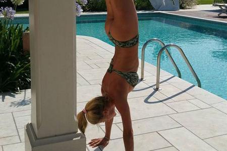 Handstand am Pool: Michelle Hunziker kann's