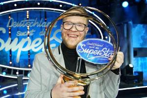 Jan-Marten Block hält die "DSDS"-Trophäe in seinen Händen.