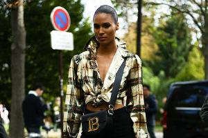 Model Cindy Bruna steht auf Karos.