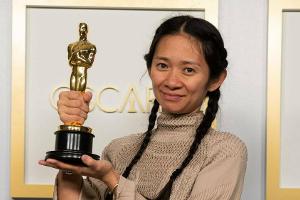 Chloé Zhao mit ihrem Regie-Oscar.