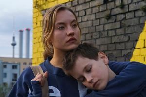 "Das Versprechen": Bendix (Mika Tritto) sucht Rat und Halt bei Jule (Ella Morgen).