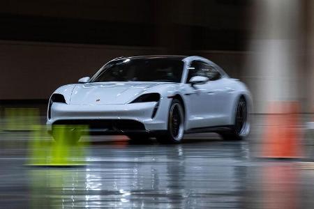 Porsche Taycan Turbo S beim Hallen-Sprint-Guinness-Weltrekord mit Leh Keen