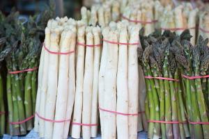 Weißen und grünen Spargel gibt es meistens ab Mitte April zu kaufen.