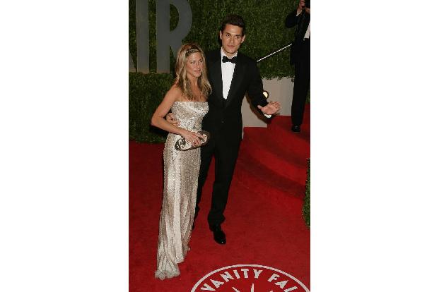 ...Jennifer Aniston kennt sich ebenfalls mit jüngeren Männern aus, schließlich war sie einst in einer Beziehung mit Musiker ...