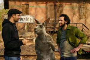 Marc-Uwe Kling (Regie, li.) mit dem Känguru (Das Känguru) und Dimitrij Schaad (Marc-Uwe) am Filmset von "Die Känguru-Verschw...