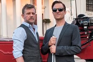 "Blind ermittelt - Tod im Fiaker": Der blinde Ermittler Haller (Philipp Hochmair, r.) und sein Chauffeur Niko (Andreas Guent...