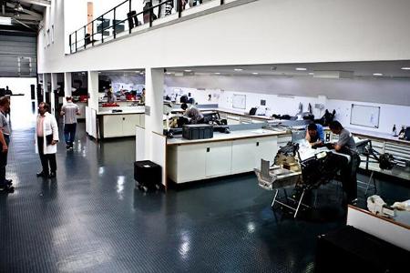 Mercedes Fabrik Brackley - Race Bay - Werkstatt