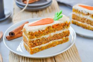 Rüblikuchen ist ein Klassiker auf der Ostertafel.