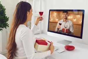 In der Corona-Krise daten mehr Menschen per Videocall.