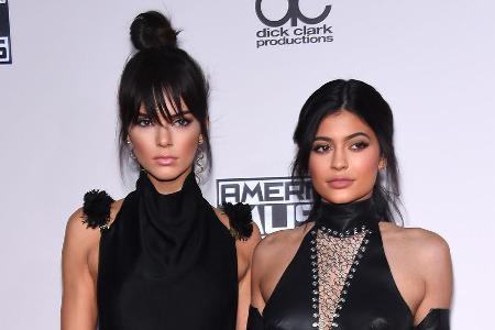 Kendall Jenners (l.) Stalker wurde vor dem Haus ihrer Schwester Kylie Jenner festgenommen.