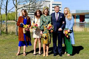 Königin Máxima mit Prinzessin Amalia, Prinzessin Alexia, Prinzessin Ariane und König Willem-Alexander in Eindhoven.