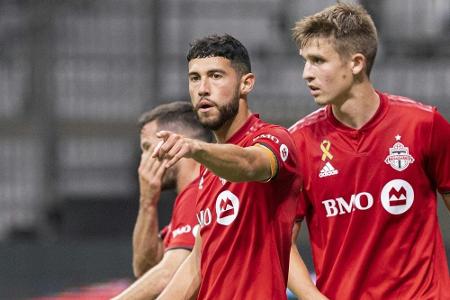 Alligator auf dem Rasen stört Training des FC Toronto