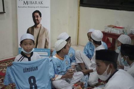 Gündogan unterstützt Bedürftige in Indonesien