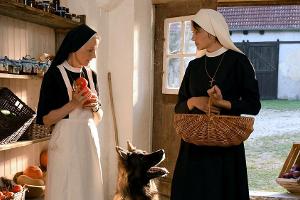 "Um Himmels Willen: Gnadenbrot": Schwester Agnes (Emanuela von Frankenberg, l.) wundert sich, warum Polizeihund Hasso Emma (...